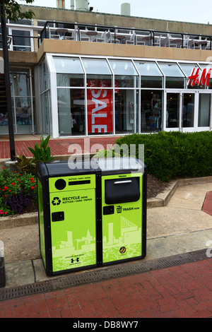 BigBelly solar angetrieben, Müll-Verdichtung und recycling-Behälter, Innenhafen, Baltimore City, Maryland, Vereinigte Staaten von Amerika Stockfoto