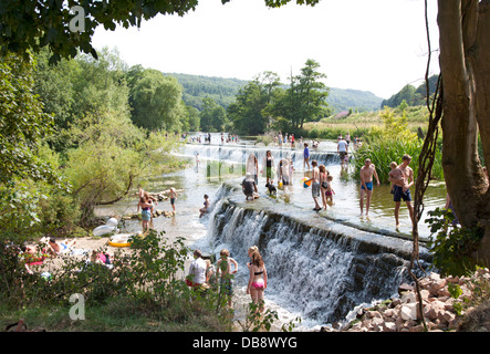 Baden und paddeln beim Warleigh Wehr am Fluss Avon in der Nähe von Bath, Somerset,U.K Stockfoto