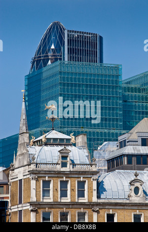 Die alten Billingsgate Fischmarkt und die Skyline der City of London, London, England Stockfoto