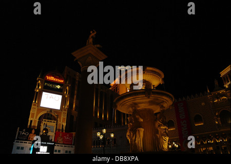 Nachtansicht, Tao Nightclub Werbung, reich verzierten Brunnen und St.Theodore Spalte steigt vorne Venetian Resort Las Vegas Strip Stockfoto