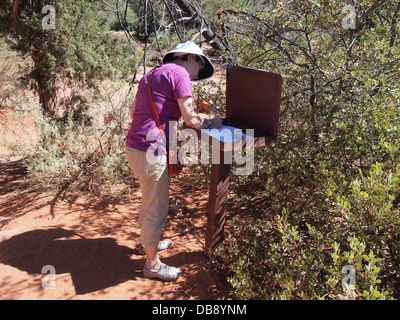 Frau Wanderer Zeichen in Trail-Kopf am Cathedral Rock, eine magnetische (weibliche) Energiewirbel in Sedona, Arizona, USA Stockfoto