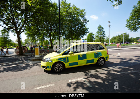 London Krankenwagen-schnelle Reaktion Sanitäter Servicefahrzeug Beschleunigung entlang Southbank London England UK Stockfoto