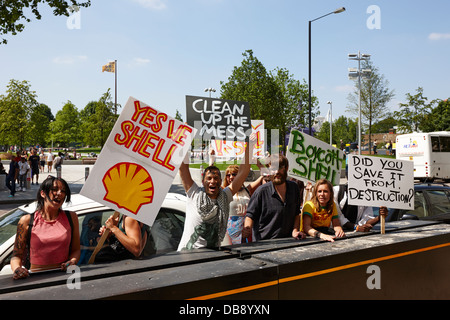 Öl-Demonstranten protestieren gegen Shell bei Shell Zentrum Southbank London England UK Stockfoto