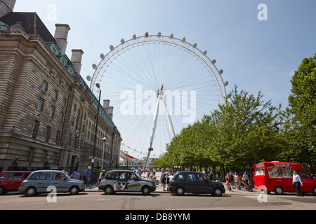 London Eye und County Hall betrachtet aus der Southbank London England UK Stockfoto