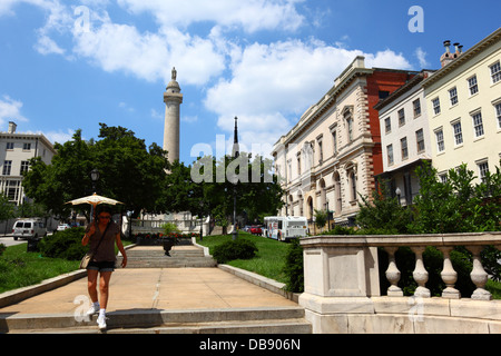 Peabody Institute und die George Washington Monument, Hispanic Frau wandern in Washington Place, Mount Vernon, Baltimore, Maryland, USA Stockfoto