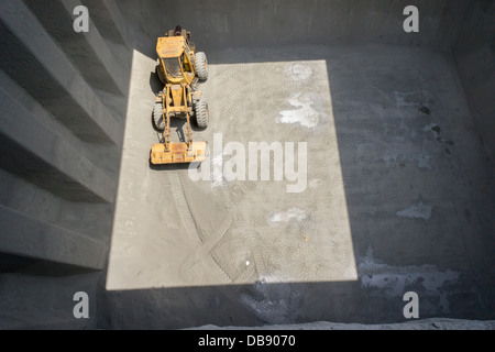 Eine leere Zement Laderaum in einem Handelsmarine Zement Träger Schiff Stockfoto