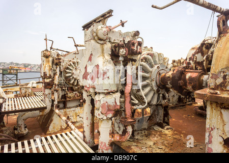 Peeling und verrosteten Winden und andere Geräte auf dem Deck eines Schiffes Handelsmarine Stockfoto