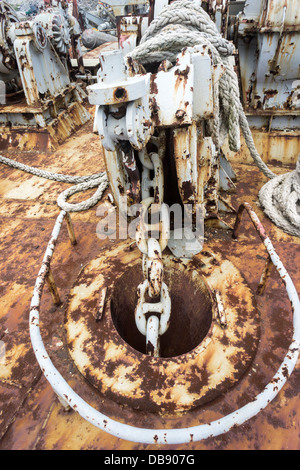 Peeling und verrosteten Winden und andere Geräte auf dem Deck eines Schiffes Handelsmarine Stockfoto