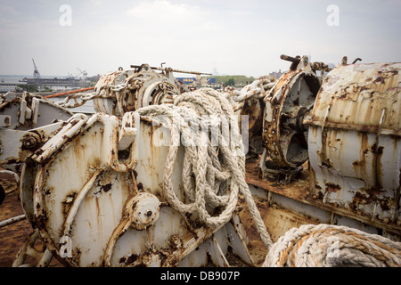 Peeling und verrosteten Winden und andere Geräte auf dem Deck eines Schiffes Handelsmarine Stockfoto