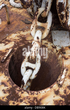 Peeling und verrosteten Winden und andere Geräte auf dem Deck eines Schiffes Handelsmarine Stockfoto