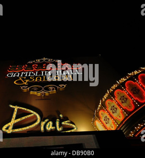 Nachtporträt, zum Rand der Eingangszelt gelb Drai es Zeichen unten rot weiße Neon "Bill's Gamblin Hall", Las Vegas Strip Stockfoto