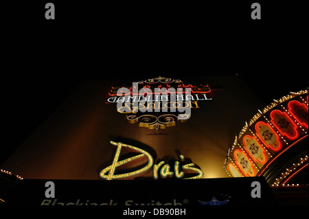 Nachtansicht auf die Seite der Eingangszelt, gelb Drai es Zeichen unten rot weiße Neon "Bill's Gamblin Hall", Las Vegas Strip Stockfoto