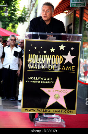 Hollywood, Kalifornien, USA. 24. Juli 2013. I15624CHW. Peter Falk geehrt mit posthumen Stern auf dem Hollywood Walk Of Fame.6654 Hollywood Blvd, Hollywood, CA.07/25/2013. PAUL REISER. 2013-Credit: Clinton Wallace/Globe Photos/ZUMAPRESS.com/Alamy Live-Nachrichten Stockfoto