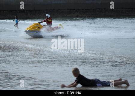 NEWQUAY, CORNWALL, ENGLAND - 25 Juli: The Royal National Lifeboat Institution arbeiten auf Towan Beach am 25. Juli 2012. Die RNLI entrissen Porth Beach 15 Personen an diesem Tag allein. Bildnachweis: Nicholas Burningham/Alamy Live-Nachrichten Stockfoto