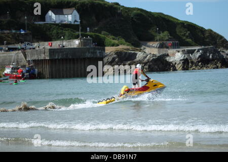 NEWQUAY, CORNWALL, ENGLAND - 25 Juli: The Royal National Lifeboat Institution arbeiten auf Towan Beach am 25. Juli 2012. Die RNLI entrissen Porth Beach 15 Personen an diesem Tag allein. Bildnachweis: Nicholas Burningham/Alamy Live-Nachrichten Stockfoto