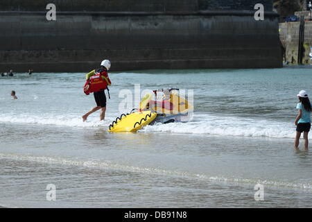 NEWQUAY, CORNWALL, ENGLAND - 25 Juli: The Royal National Lifeboat Institution arbeiten auf Towan Beach am 25. Juli 2012. Die RNLI entrissen Porth Beach 15 Personen an diesem Tag allein. Bildnachweis: Nicholas Burningham/Alamy Live-Nachrichten Stockfoto