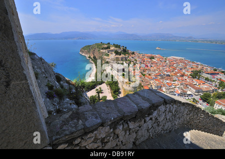 Hohe Aspekt ansehen und Panorama der alten Teil der Hafenstadt Nafplio und Bourtzi Burg Palamidi Festung oder Burg Peloponnes, Griechenland Stockfoto