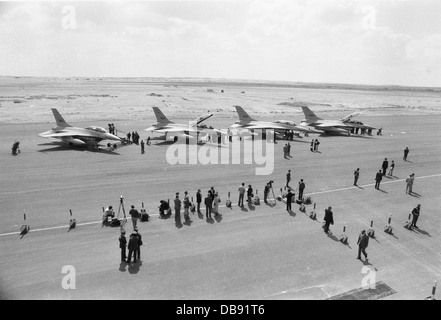 Während einer Zeremonie in Kairo West Air Base im Jahr 1982 erhielt Ägypten die erste Partie der f-16 Kämpfer. Stockfoto