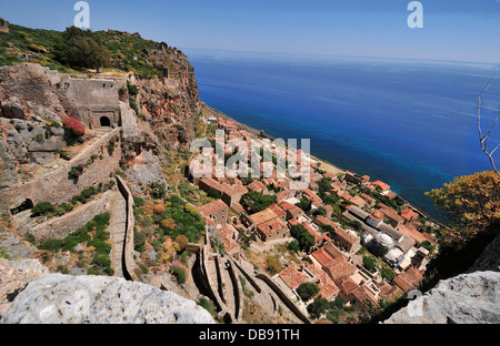 Blick auf Monemvasia Stadt & Festung auf dem Hang des Felsens gebaut, mit Blick auf Monemvasia Bucht und der Ägäis, Peloponnes, Griechenland Stockfoto