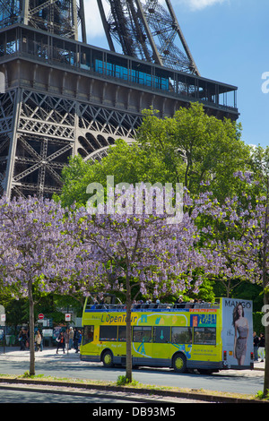 Tourist-bus unter dem Eiffelturm, Paris Frankreich Stockfoto