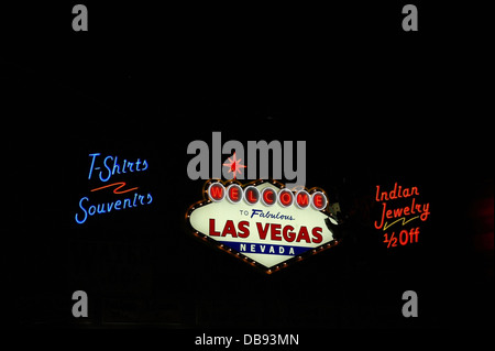 Schwarze Nacht Himmelsblick Neon "T-Shirts", "Indischen Schmuck", "Welcome Fabulous Las Vegas"-Zeichen, Gold Key-Geschäfte, Las Vegas Strip, USA Stockfoto