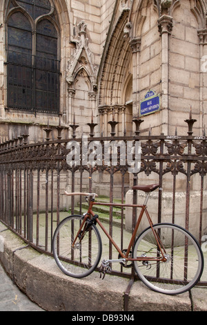 Fahrrad angekettet an Zaun am Eglise Saint Severin im Quartier Latin, Paris Frankreich Stockfoto