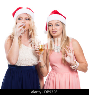 Zwei Weihnachtsgeschenke Frauen feiern mit Glas Alkohol, isoliert auf weißem Hintergrund Stockfoto