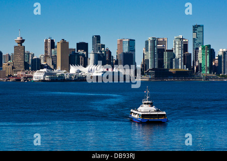 Seabus überqueren Burrard Inlet, im Hintergrund die Skyline von Vancouver. Stockfoto