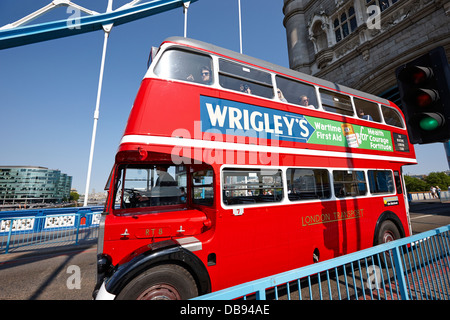 alte rote Routemaster-London-Bus Turm Brücke London England UK Stockfoto