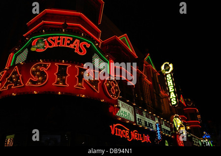 Schrägen schwarzen Himmel Nacht Blick rot grün Neon Gebäude O' Shea's Casino, Margaritaville Papagei, Las Vegas Strip, USA Stockfoto