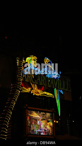 Nacht Porträt Neon Palme steigt Seite blau grünen Papagei, Margaritaville Restaurant Schild, Flamingo Casino, Las Vegas Strip Stockfoto