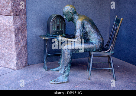 Skulptur des Mannes der 1930er Jahre Vintage Radio hören. FDR Memorial Washington DC Stockfoto