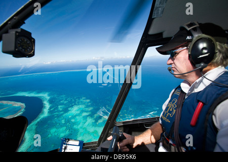 Blick auf Hook Riff aus dem Cockpit eines Hubschraubers. Great Barrier Reef Marine Park, Whitsundays, Queensland, Australien Stockfoto