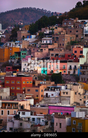 Die bunten Häuser am Hang der kulturellen Stadt GUANAJUATO in Zentral-Mexiko Stockfoto
