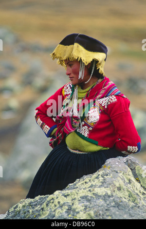 Young-Quechua Schönheit ruft der hohen Hochebene in der Nähe von Auzangate home - Anden, Peru Stockfoto