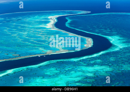 Luftaufnahme von "The River", eine 200 ft tiefe Rinne zwischen Hardys Riff und Hook Riff läuft. Great Barrier Reef Marine Park Stockfoto