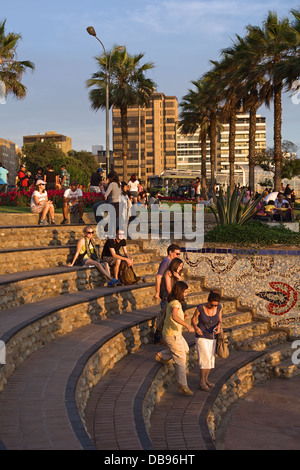 Sitzecke im Abendlicht im Parque del Amor" (Park der Liebe) entlang des Malecon Cisneros an der Küste von Miraflores, Lima, Peru Stockfoto