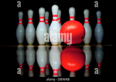 10 bowling-Pins und bowling ball Stockfoto