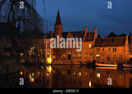 Späten Abend Schuss von Rozenhoedkaai in der alten Stadt Brügge in Belgien. Stockfoto