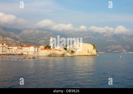 Panoramablick auf die Altstadt von Budva in Montenegro, in das warme Licht des späten Nachmittags gedreht. Stockfoto