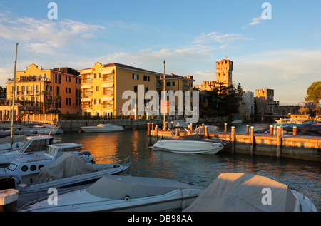 Sonnenuntergang von der Luxus-Yachthafen in Sirmione am Gardasee in Italien. Stockfoto