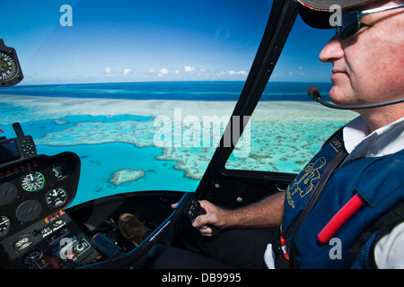 Helikopter-Rundflug über "Heart Reef", eine herzförmige Korallen-Formationen im Hardys Reef. Great Barrier Reef Marine Park Stockfoto