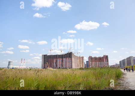 Unbebautes Grundstück vor Meerbusen und konstruierten Wohnhochhäusern, Aussicht auf Helden, Sankt Petersburg, Russland Stockfoto