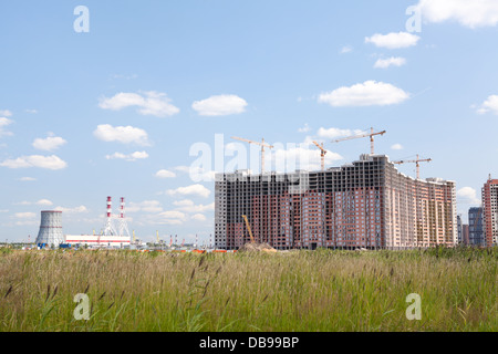 Freie Fläche vor Meerbusen und konstruierten Wohnhochhäusern, Aussicht auf Helden, Sankt Petersburg, Russland Stockfoto