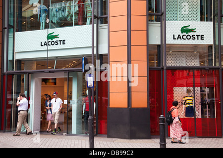 Im Lacoste Store in Knightsbridge, London. Stockfoto