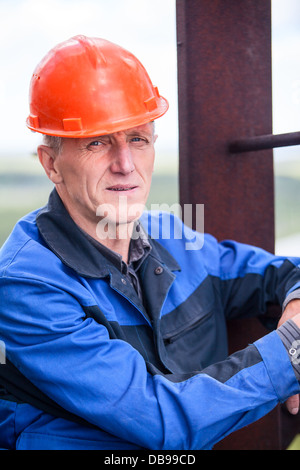 Porträt von einem älteren kaukasischen Mann arbeitet in einem Bau-Helm Stockfoto