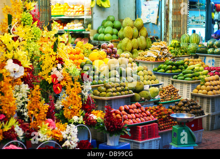 Obst-Stall am Chatuchak-Markt in Bangkok, Thailand. Der Markt ist einer der größten in Süd-Ost-Asien. Stockfoto
