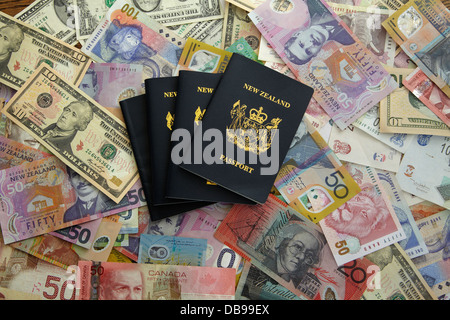 Neuseeland Pässe und Devisen - australischen, kanadischen, USA und New Zealand Dollar und südafrikanischer rand Stockfoto