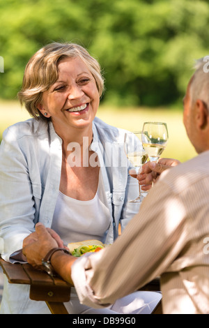 Glückliches Ehepaar im Ruhestand feiern Jubiläum im freien sonnigen Tag Stockfoto