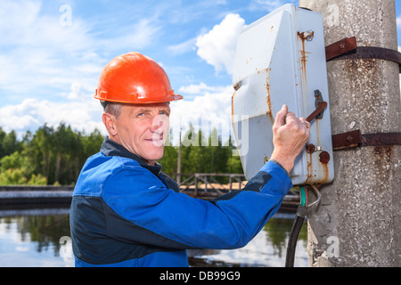 Kaukasische senior Arbeiter Mann drehen den ein-/Ausschalter Stockfoto